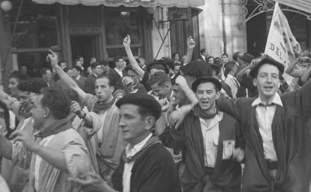 Cuadrillas de blusas, en pleno paseíllo a los toros, allá por 1958.