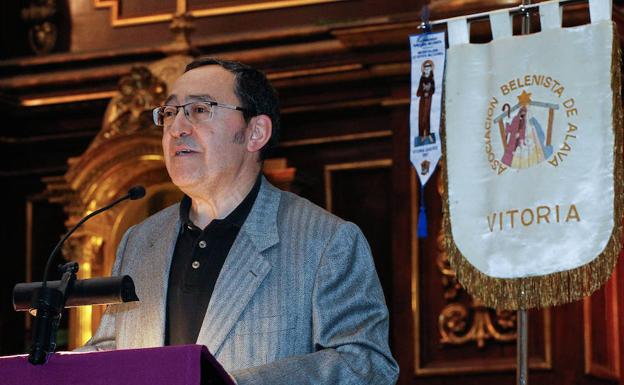 Jesús Prieto Mendaza durante la lectura del Pregón de Navidad en la Iglesia del Carmen de Vitoria. /Blanca Castillo
