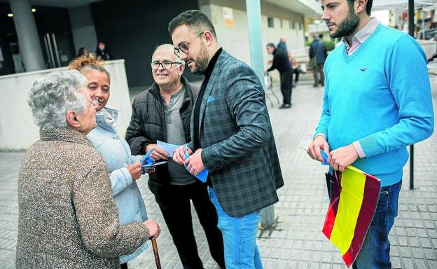 José María Leal y Carlos Caballero atienden a Josefina en el mercadillo de Vila-seca./VICENS GIMÉNEZ