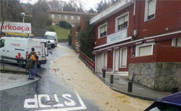 Imagen del escape de agua tras la ruptura de la tubería en Otxarkoaga. /Álvaro Pérez