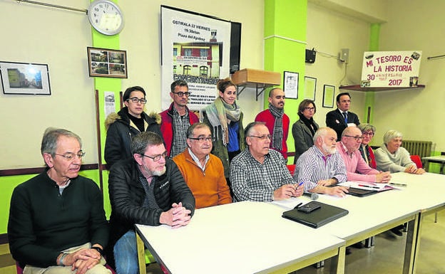 Miembros de la Junta Directiva de Ibar Nagusien Etxea y los representantes de la oposición. / P. URRESTI