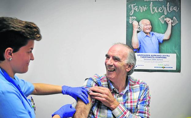 Iribar, el mítico 'Chopo', sonríe al ponerse la vacuna el primer día de la campaña./IGNACIO PÉREZ