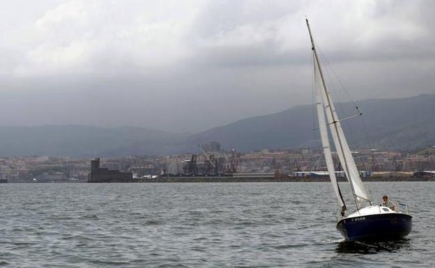 Velero en el Abra, al fondo Santurce. /Maika Salguero