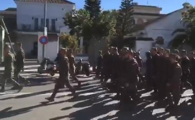 «Prefiero tener un perro a tener una mujer»: polémica por los cánticos machistas de la Legión en Sanlúcar de Barrameda