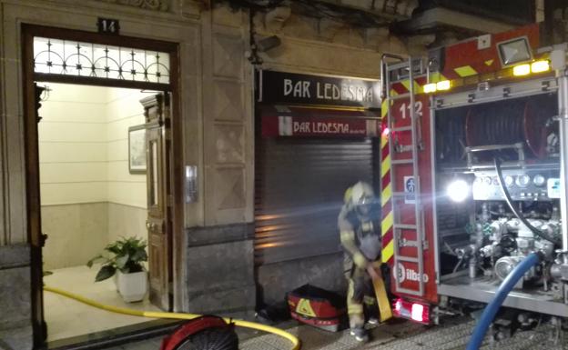 Los bomberos trabajan en la extinción del fuego./@BomberosBilbao
