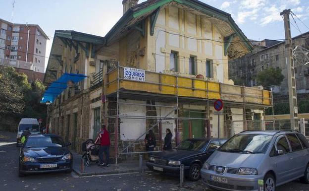 Recientemente se han desprendido cascotes del edificio tanto en el interior como en el exterior./FERNANDO GÓMEZ