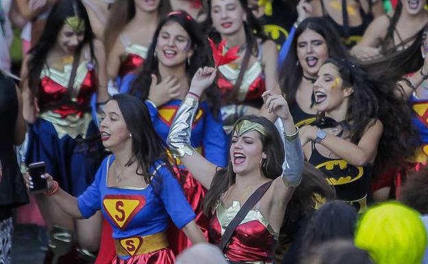 Unas jóvenes se divierten en las últimas fiestas de San Antolín en Lekeitio. / MAIKA SALGUERO