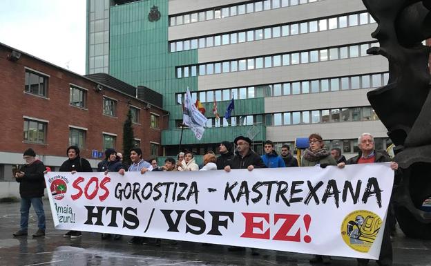 Protesta antes del pleno en Barakaldo. /S. Llamas
