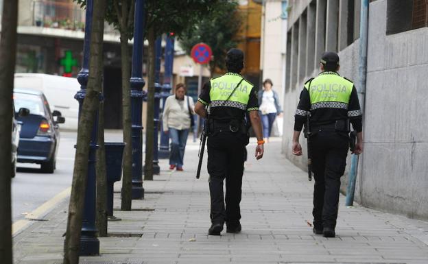 Una patrulla por las calles de la villa jarrillera. /E. C.