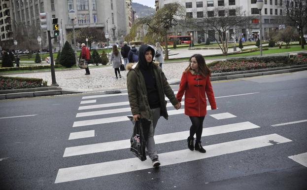 Moyuan jarritako bi zebra bide berri jarraitasuna eman diote Ercilla kaleari./Ignacio Pérez