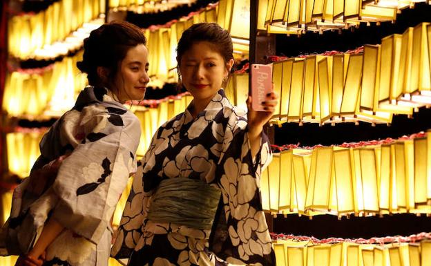 Japoniar batzuk selfie bat egiten. /Kim Kyung Hoon