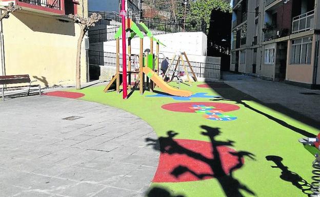 Ermua cuenta con 23 zonas de juego infantil distribuidas en el municipio. /A. Lasuen