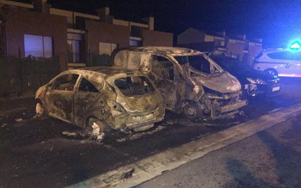 Coches quemados en Sopuerta.