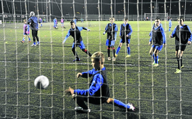 Más de 160 menores integran la cantera del Erandio, cuyo primer equipo milita en División de Honor. / F. G.