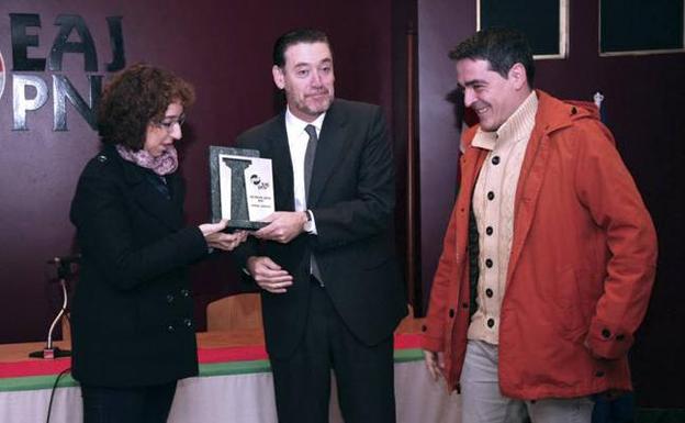 Zugaza recibe el premio de la alcaldesa y Ander Gorritxategi./