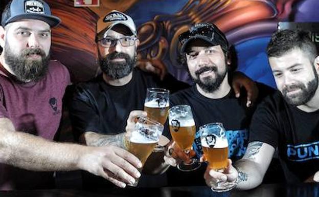 La iniciativa ha logrado reunir a casi todos los cerveceros vitorianos por una buena causa. /Igor Aizpuru