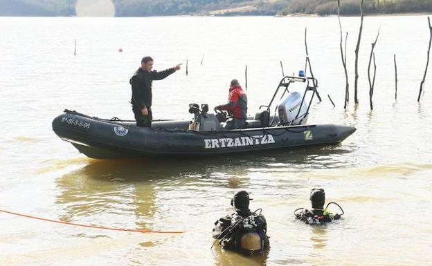 Los buzos de la Ertzaintza en el pantano de Urrunaga./Jesús Andrade