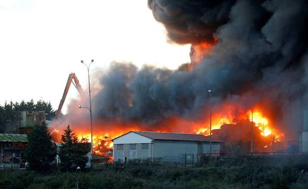 Imagen del espectacular incendio./J. Simal