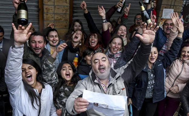 Vecinos de Arangoiti celebran su suerte./Yvonne Fernández/Luis Ángel Gómez