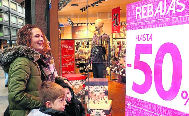 Las grandes cadenas aplican descuentos de todo tipo aunque la mayoría se decantan por el 50%./