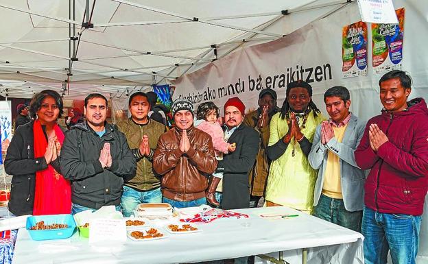 Vecinos de distintos orígenes, juntos en la reciente Semana de la Diversidad./Mikel askasibar