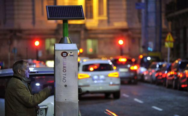 Un usuario saca el tícket de la OTA en Bilbao/Ignacio Pérez
