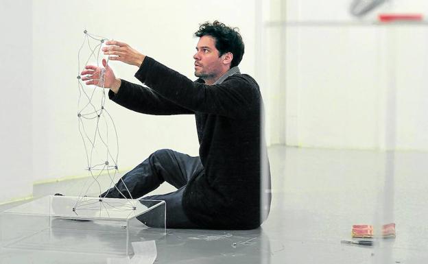 Montaje. Miguel Ángel Pedroza Ochoa trabajando con una de sus esculturas, ayer en la sala de exposiciones de Portalea. /Félix Morquecho