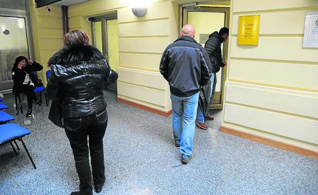 La oficina del DNI y pasaporte atendió las primeras solicitudes y consultas, sin colas ni mucho tiempo de espera./FÉLIX MORQUECHO