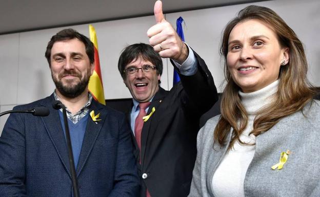 Los exconsellers, junto a Puigdemont./Afp
