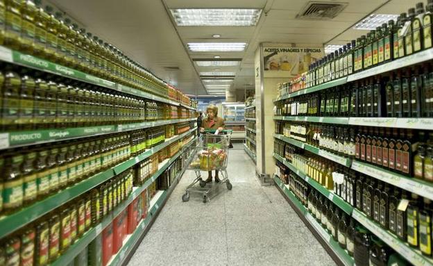 Una mujer compra en un supermercado./Archivo