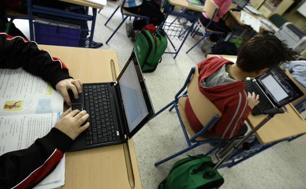 Varios alumnos en una aula./