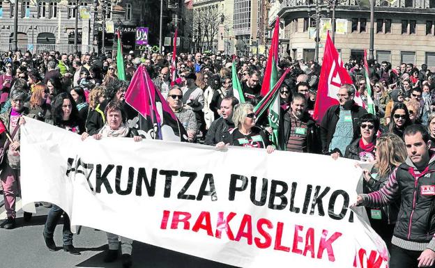 La manifestación de profesores de Bilbao recorrió ayer la Gran Vía./Pedro Urresti