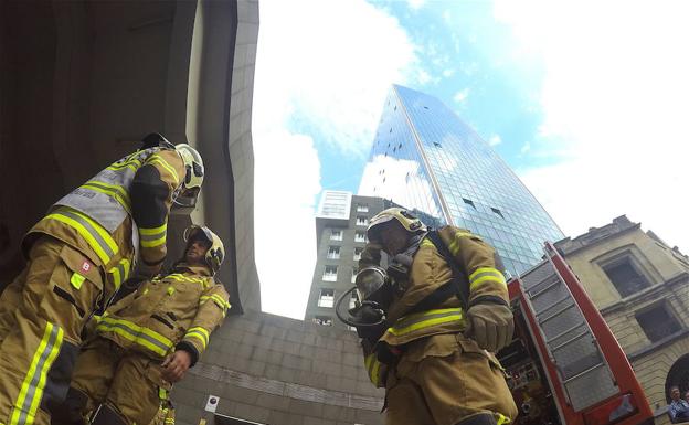 Bomberos se disponen a apagar un incendio en las Torres Isozaki./Luis Calabor