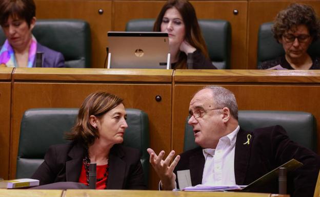 Joseba Egibar porta el lazo amarillo mientras habla con Josune Gorospe./BLANCA CASTILLO