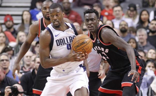 Ibaka y Siakam defienden a Barnes./Reuters