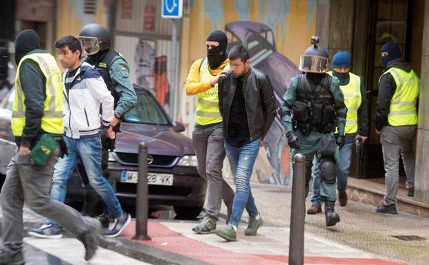 Efectivos del instituto armado se llevan a uno de los detenidos en Santander.