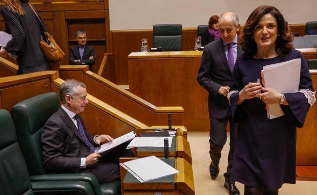 La consejera Beatriz Artolazabal, durante el pleno del Parlamento vasco, en presencia de Urkullu y Erkoreka./Blanca Castillo