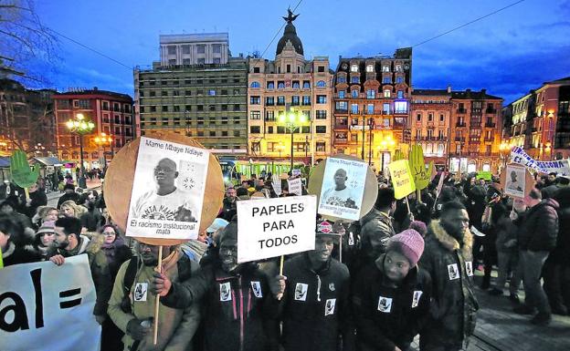 Carteles en recuerdo del mantero muerto en Madrid durante la manifestación. /jordi alemany
