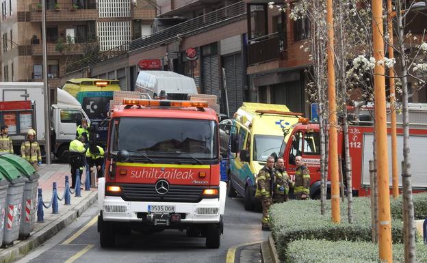 Bomberos y ambulancias en la estación de Abatxolo.
