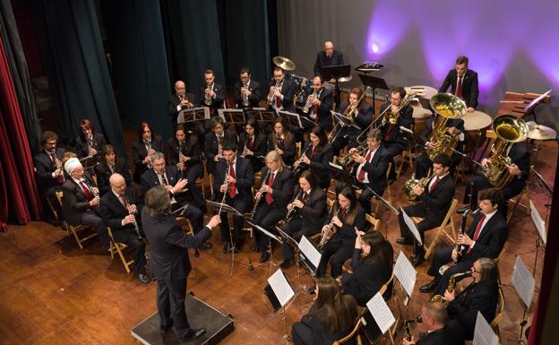 Los componentes de la Banda de Música de Haro, bajo la dirección de Ricardo Chiavetta, durante el concierto ofrecido por Santa Cecilia en el Teatro Bretón. Donezar/