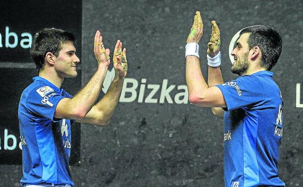 Zabaleta y Ezkurdia chocan sus manos tras obtener el victoria y el pase a la final. /Borja Agudo