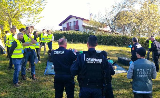 Policías franceses se presentan a recoger armas de ETA, el pasado 8 de abril./EL CORREO