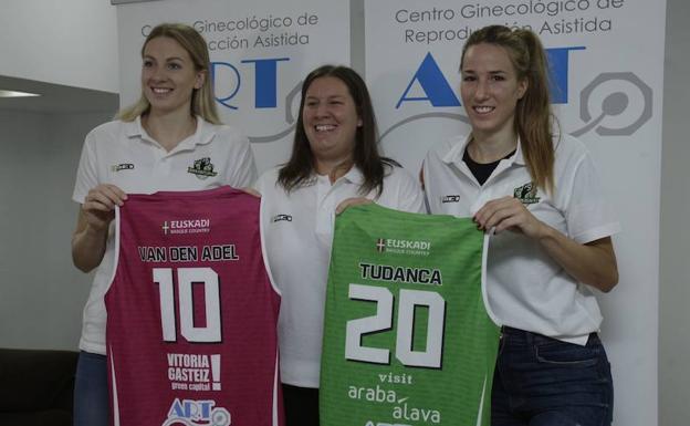Natalie Van Den Adel, con Urieta y Tudanca, en la presentacion de la temporada recién finalizada./Rafa Gutiérrez