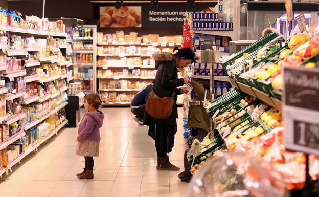 Interior de uno de los supermercados de Eroski. /EC