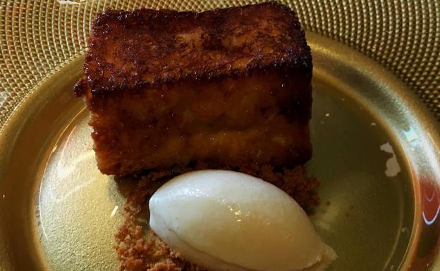 Torrija al estilo tradicional con helado de vainilla.