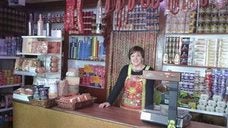 Mila, durante 38 años junto a su madre, en el interior de la tienda./E. C.