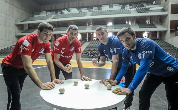 Los pelotaris Zabaleta, Ezkurdia, Rezusta y Elezkano II se apoyan en el frontón Bizkaia./