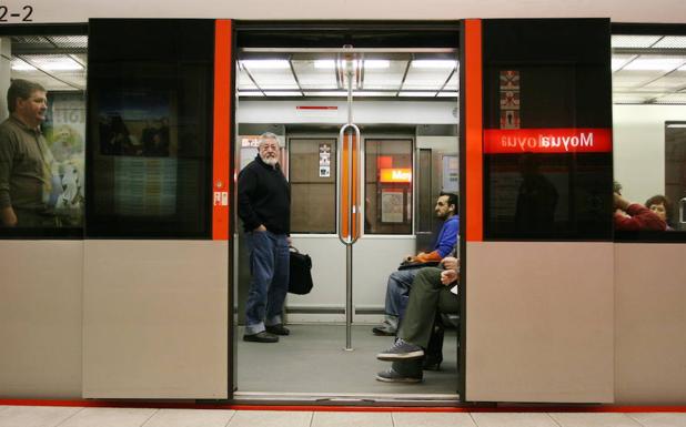 Vista del interior de un vagón en la estación de Moyua./LUIS ÁNGEL GÓMEZ
