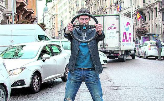 Álex Marín, palentino de 37 años y dueño de Forocoches, ayer en la Gran Vía de Madrid, donde presentó su primer libro. /alberto ferreras