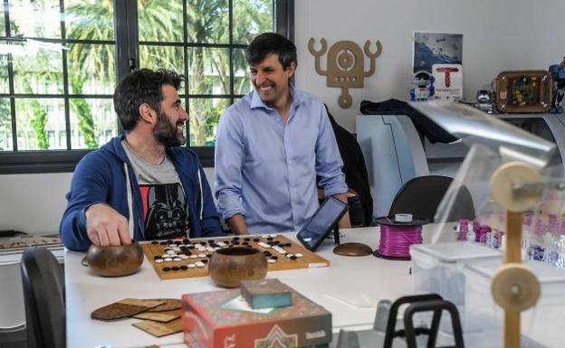 Los actores David Amor y Javier Antón ante un tablero de go en el rodaje de ANDeROID./BORJA AGUDO